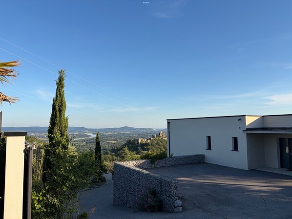 Property grounds - Vrbo Property (Rochemaure)