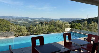 Villa with infinity pool - panoramic view of Rochemaure castle and volcano