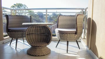 Deluxe-huoneisto, parveke | Terassi/patio