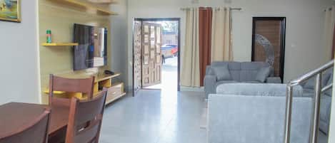 Deluxe-Apartment, Balkon | Wohnbereich