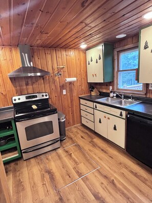 Kylskåp, mikrovågsugn, ugn och spishäll