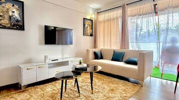 Standard Apartment, 3 Bedrooms, City View | Living area
