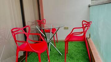 Standard Apartment, 3 Bedrooms, City View | Outdoor dining