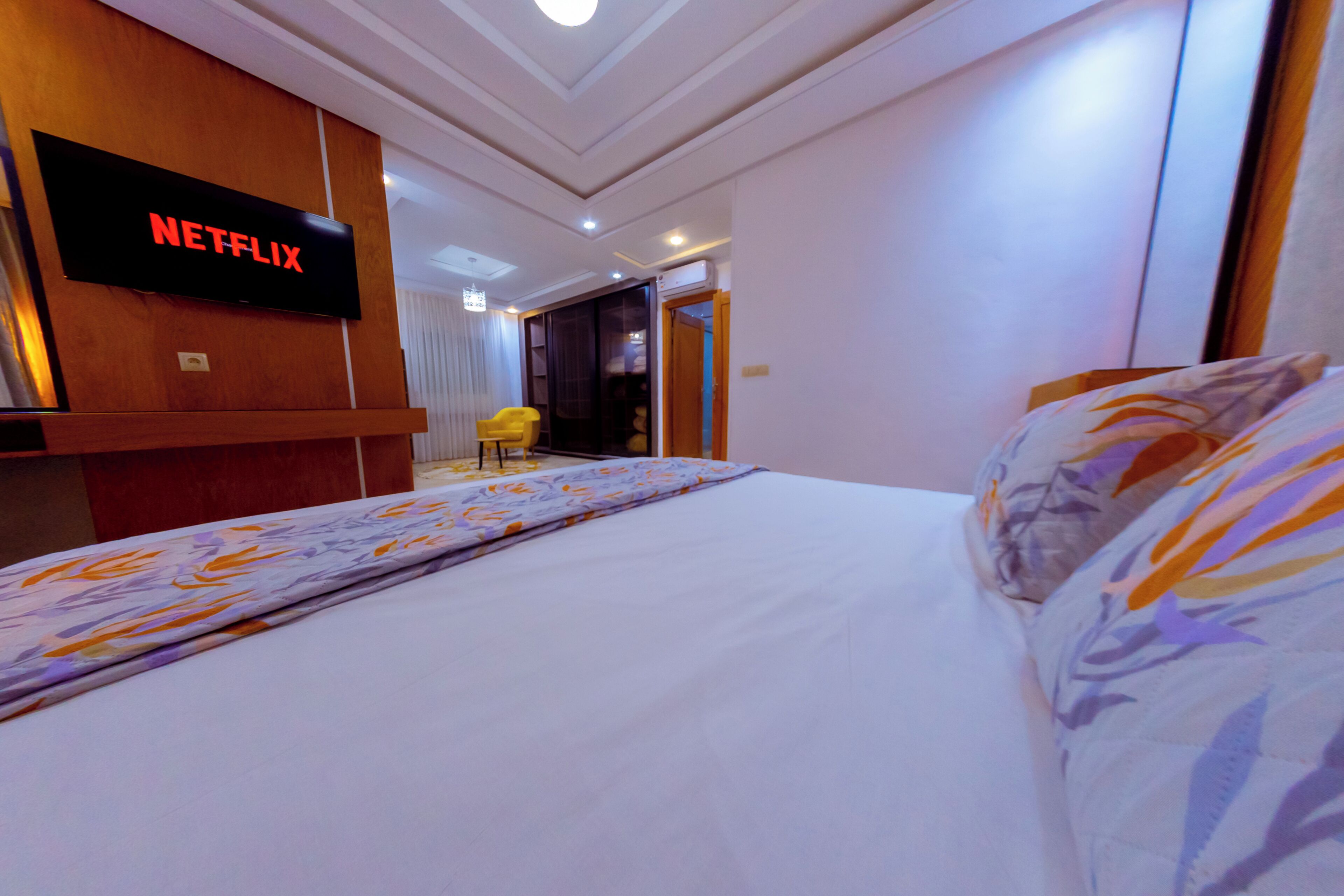 4 bedrooms, iron/ironing board, internet, bed sheets