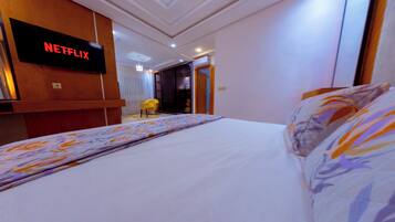 4 bedrooms, iron/ironing board, internet, bed sheets
