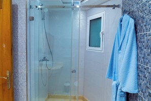Ducha, secador de pelo, bidet, toallas