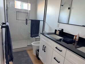 Bathroom - Near Beach-LAX 1-bedroom-bathroom-AC kitchen- walking closet-laundry 30 Days + (Culver City)