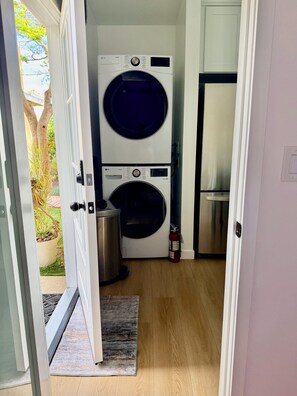 Interior - Near Beach-LAX 1-bedroom-bathroom-AC kitchen- walking closet-laundry 30 Days + (Culver City)