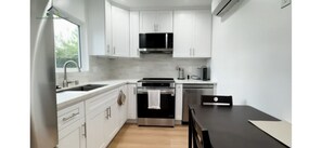 Private kitchen - Near Beach-LAX 1-bedroom-bathroom-AC kitchen- walking closet-laundry 30 Days + (Culver City)