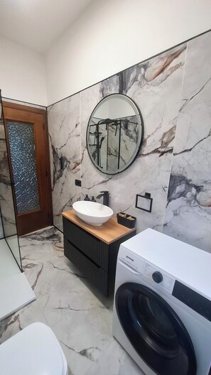 Douche, sèche-cheveux, bidet, serviettes fournies