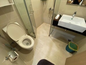 Family Suite, City View | Bathroom - Zivana Luxury Airport - Botanica Premer (Tan Son Hoa)