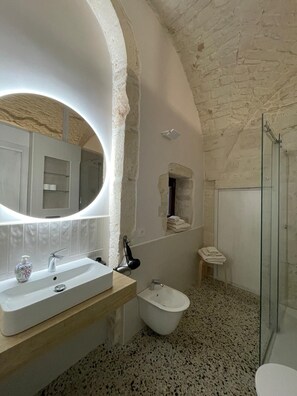 Doccia, asciugacapelli, bidet, asciugamani