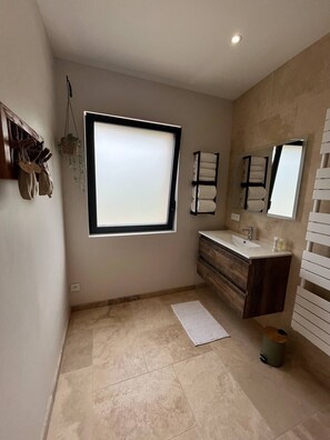 Shower, hair dryer, towels, soap - Vrbo Property (Condillac)