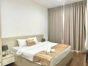 Deluxe-Suite, Stadtblick | Zimmersafe, Schreibtisch, laptopgeeigneter Arbeitsplatz