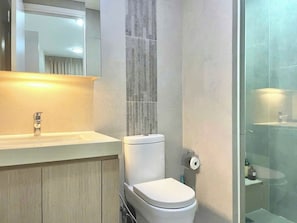 Deluxe-Suite, Stadtblick | Badezimmer | Badewanne und Dusche (separat), kostenlose Toilettenartikel