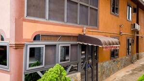 Un edificio con recepción, amplias ventanas y una base de piedra.