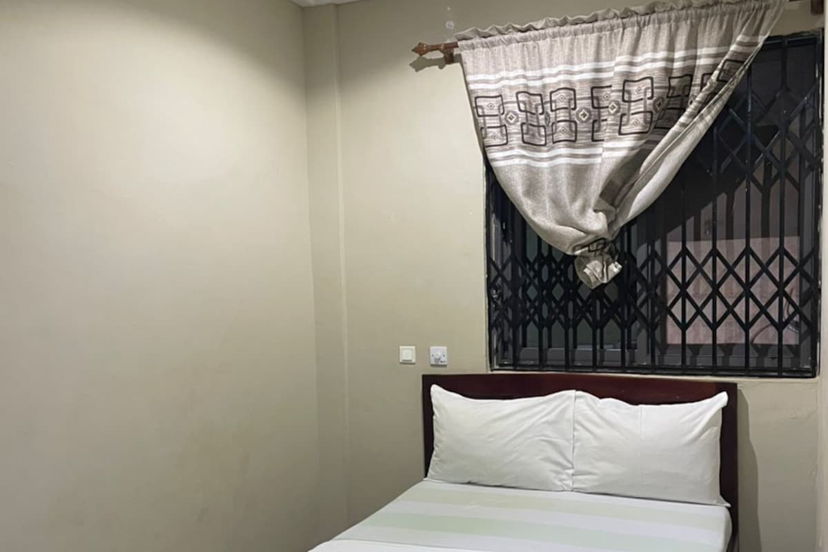 Comfort Single Room, 1 Twin Bed | Desk, laptop workspace, iron/ironing board, WiFi (free)