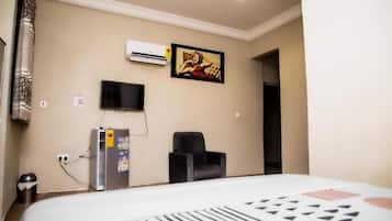 Quarto casal luxo, 1 cama Queen, banheiro privativo | Parte interna