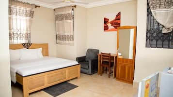 Quarto casal luxo, 1 cama Queen, banheiro privativo | Escrivaninha, espaço de trabalho para notebook