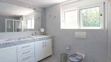 House, 3 Bedrooms, Accessible, Smoking | Bathroom