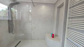 House, 3 Bedrooms, Accessible, Smoking | Bathroom