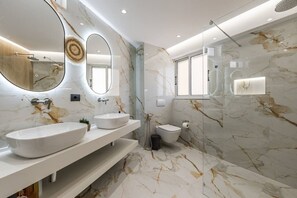 A modern bathroom with two sinks, a toilet, a shower, and a large mirror. - Konak Olive Guesthouse | Heart of Vlora by PikHost (Vlorë)