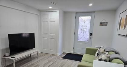 Private Entry - Modern & Bright Longueuil Suite