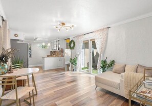 Living area - Beautiful 2-bedroom bungalow with AC in Wilton Manors (Wilton Manors)