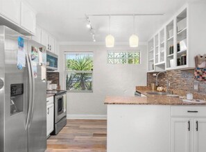 Private kitchen - Beautiful 2-bedroom bungalow with AC in Wilton Manors (Wilton Manors)