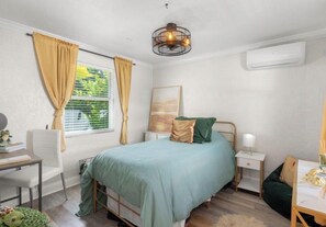 Iron/ironing board, WiFi, bed sheets - Beautiful 2-bedroom bungalow with AC in Wilton Manors (Wilton Manors)