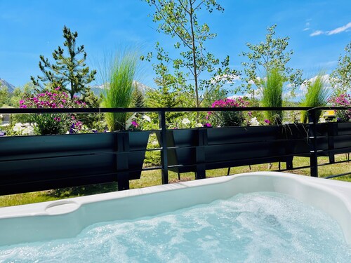Silverthorne Retreat with Mtn Views, Private Saltwater Hot Tub, King Bed & Bidet