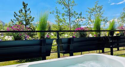 Silverthorne Retreat with Mtn Views, Private Saltwater Hot Tub, King Bed & Bidet