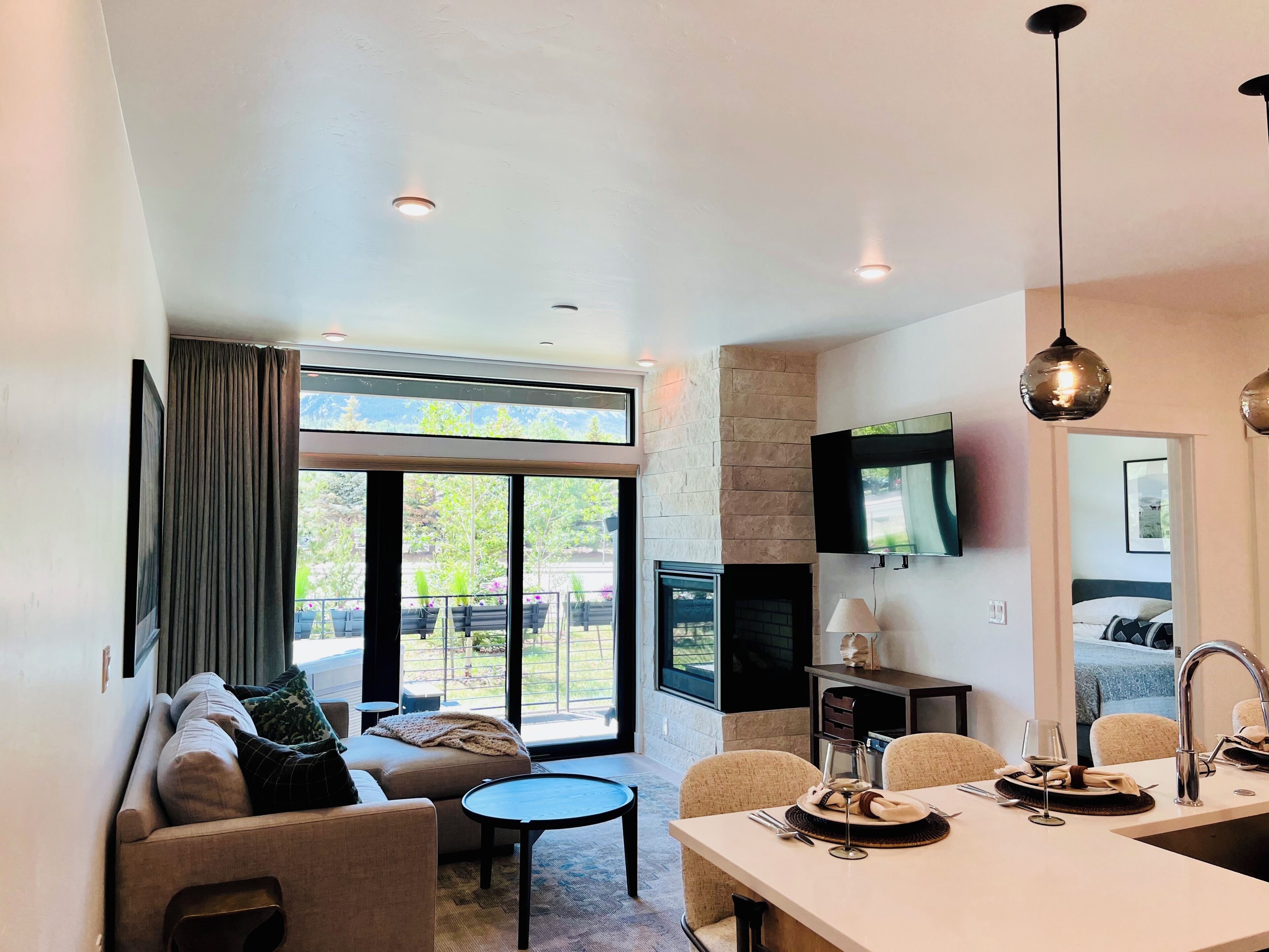Una Smart TV, una chimenea
