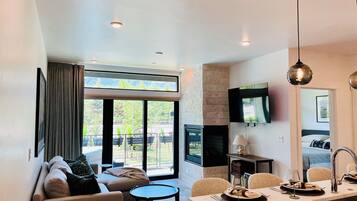 Una Smart TV, una chimenea