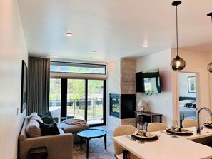 Smart TV, fireplace - Silverthorne Retreat with Mtn Views, Private Saltwater Hot Tub, King Bed & Bidet (Silverthorne)