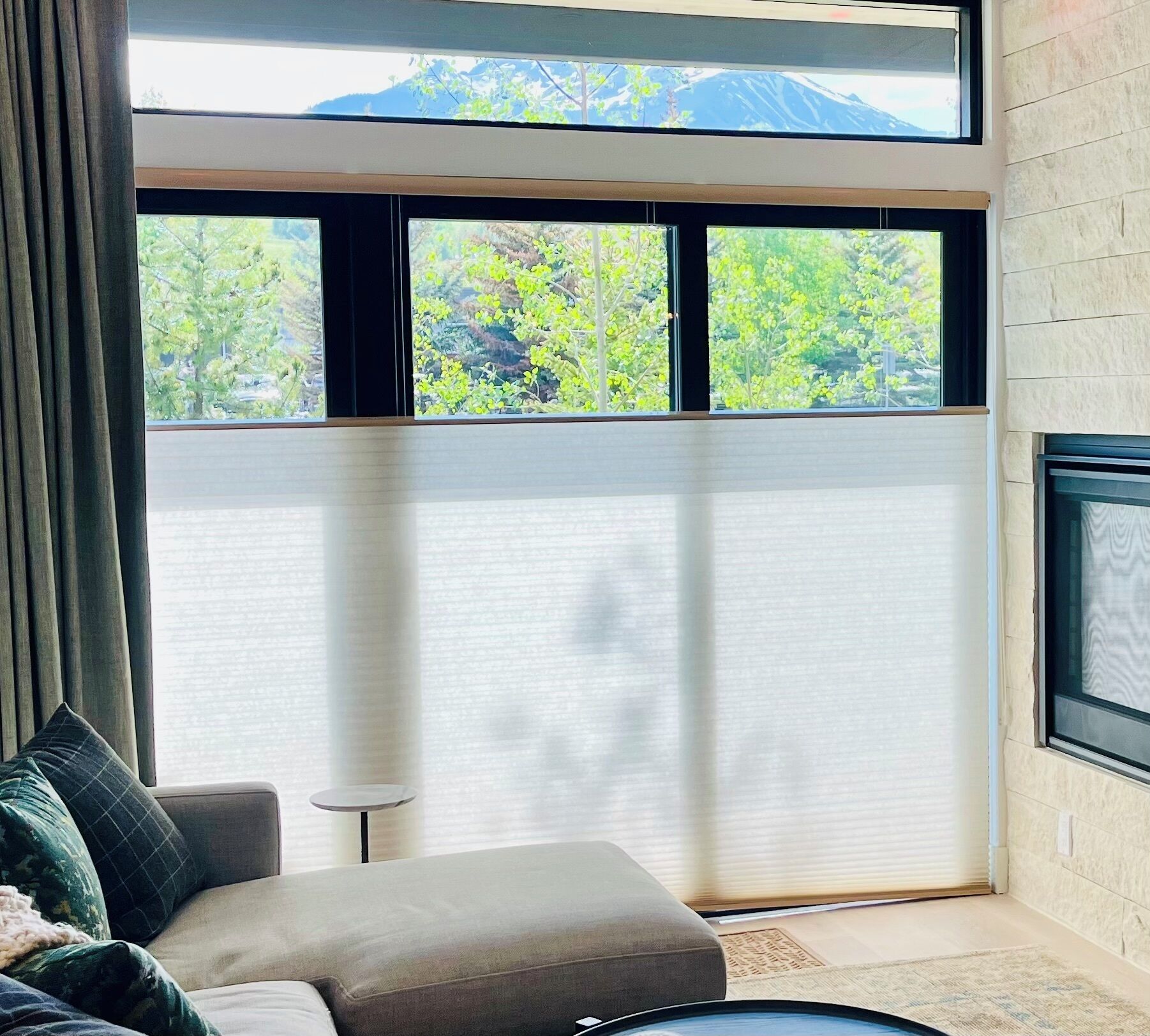 Una Smart TV, una chimenea