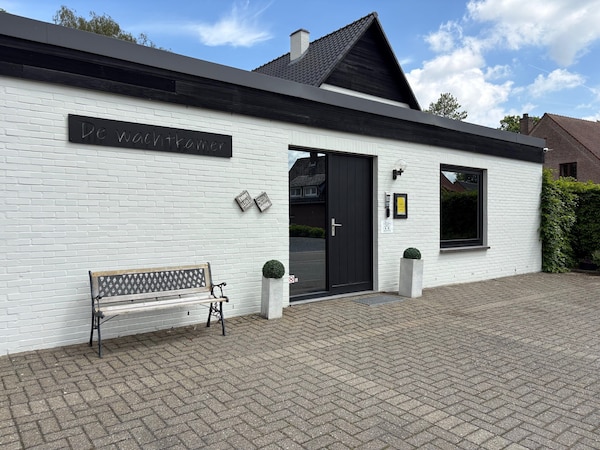 The Waiting Room - Peace, Nature, And Charm In Peer - Peer