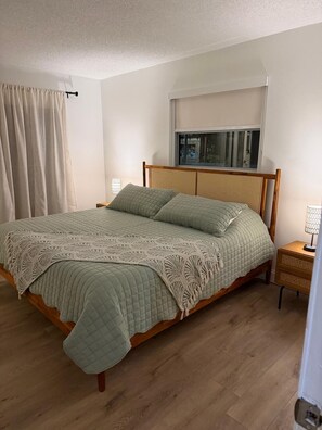 Tabla de planchar con plancha, wifi y ropa de cama 