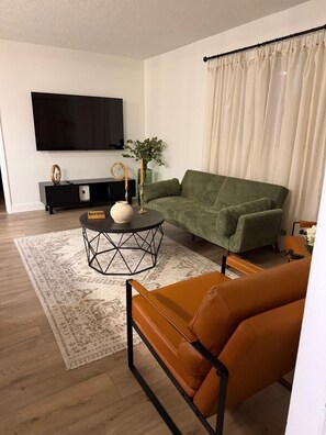Living area - Cozy 1-bedroom apartment in beautiful Boynton Beach walk to the beach (Boynton Beach)