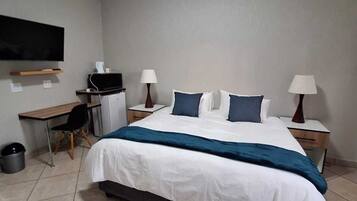 Standaard tweepersoonskamer, niet-roken, privébadkamer | Een bureau, een laptopwerkplek, gratis wifi