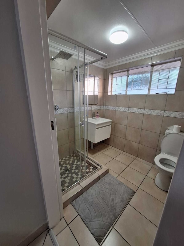 Standard Double Room, Non Smoking, Private Bathroom | Bathroom | Towels, shampoo, toilet paper
