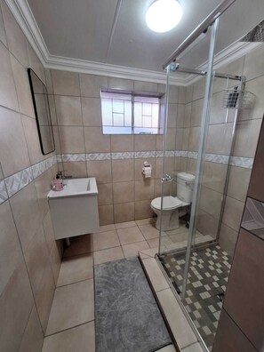 Standard Double Room, Non Smoking, Private Bathroom | Bathroom | Towels, shampoo, toilet paper - Rams Blissful Guest House (Rustenburg)