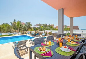Outdoor dining - Villa with heatable pool, 2 jacuzzis & BBQ (Armação de Pêra)