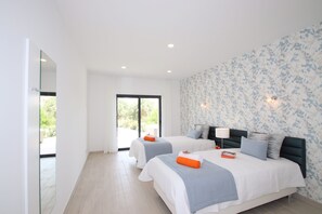 In-room safe, iron/ironing board, free WiFi, bed sheets - Villa with heatable pool, 2 jacuzzis & BBQ (Armação de Pêra)