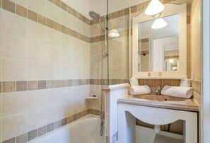 Apartment | Bilik Mandi