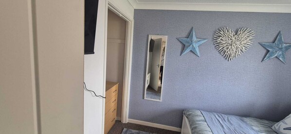 Iron/ironing board, WiFi, bed sheets