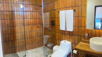 Comfort-Doppelzimmer, Blick auf den Innenhof | Badezimmer