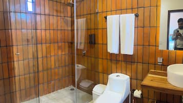 Chambre Confort, vue cour intérieure | Salle de bain | Serviettes fournies, savon, shampoing, papier toilette
