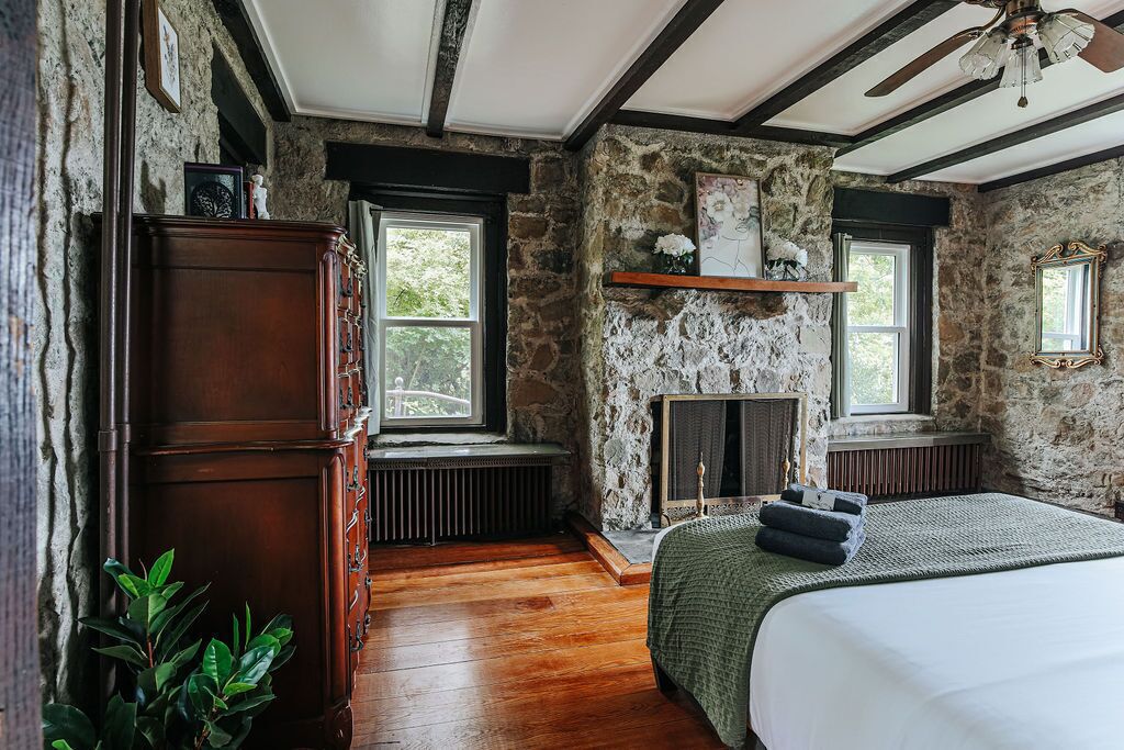 5 bedrooms, WiFi (free), bed sheets
