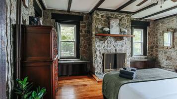 5 bedrooms, WiFi (free), bed sheets